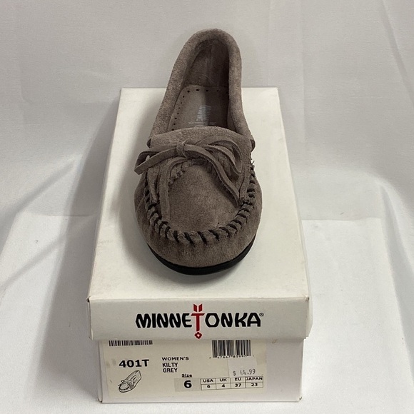 Minnetonka Kilty Suede Moccasin Grey Size 6 New in Box - Picture 5 of 5